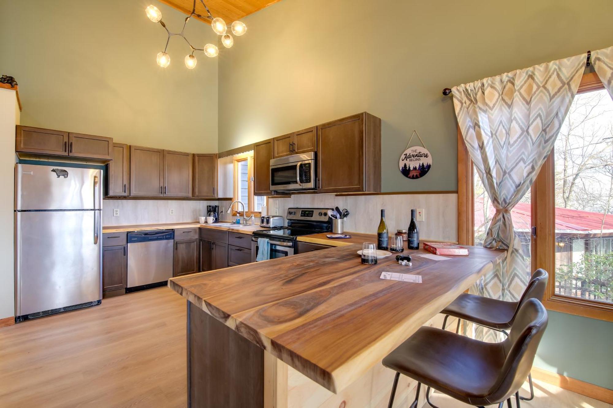 Gatlinburg Mountain Cabin With Hot Tub, Deck And Games 外观 照片